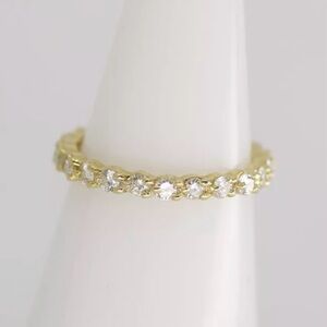 Beautiful Vintage 18K Yellow Gold Diamond Band